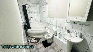 uma casa de banho com um WC e um lavatório em Two Bedroom Entire Flat, Luxury but Affordable Next to M90 em Fife