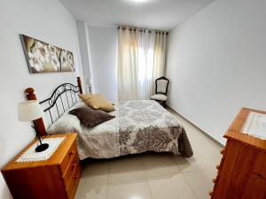 1 dormitorio con 1 cama, 1 mesa y 1 lámpara en Casa Lucy, en Garachico