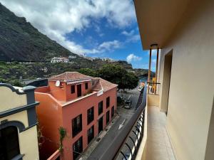 een balkon met uitzicht op een gebouw bij Casa Lucy in Garachico