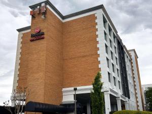 un edificio con un cartel en el costado en Best Western Premier Rockville Hotel & Suites, en Rockville