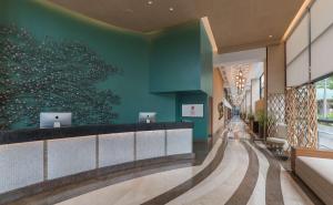 een lobby met een groot schilderij aan de muur bij Best Western Plus The Ivywall Hotel in Puerto Princesa City