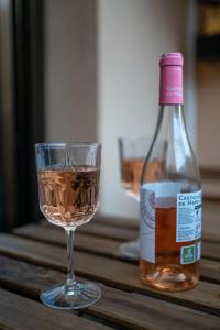 eine Flasche Wein und ein Glas auf dem Tisch in der Unterkunft Orange crush Barcelona in Barcelona