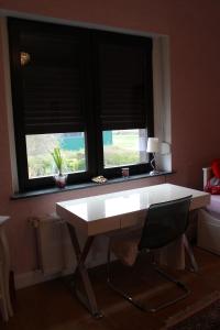 a white desk in a room with a window at Privatzimmer Boardinghouse/Messe Düsseldorf in Viersen