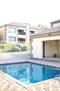 uma piscina em frente a uma casa em Mills Pad with 2-bedroom em Nelspruit