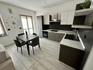 a kitchen and dining room with a table and a counter at Casa Battisti in Asti