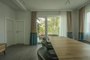 uma sala de conferências com uma mesa de madeira e cadeiras em Kuća sa bazenom do 10 osoba Freedom Place em Jagodina