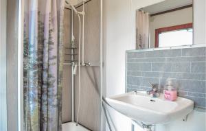 een badkamer met een wastafel en een spiegel bij Holiday Home Nässjö Nässjö in Nässjö +1 foto