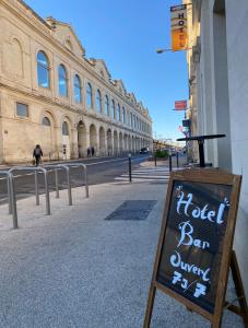 a sign for a hotel bar on a street at Hostel Vertigo Nîmes Gare Centre in Nîmes