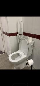 a bathroom with a white toilet in a room at Hostel Vertigo Nîmes Gare Centre in Nîmes