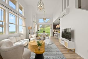 un soggiorno con un divano e una TV di @ Marbella Lane - 3BR w/ amazing MT & Ocean Vistas a Waianae