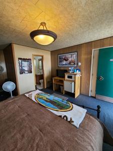 TV a/nebo společenská místnost v ubytování Tolsona Lake Lodge