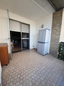 una stanza vuota con un frigorifero in un garage di CASA VACANZA RELAX a Reggio Emilia