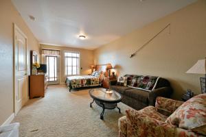 ein Wohnzimmer mit einem Sofa und einem Tisch in der Unterkunft Unit 433B Efficiency 1BD 1 BA condo condo in Birchwood