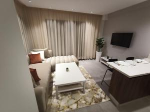 卡薩布蘭卡的住宿－luxury studio in Casablanca，客厅配有沙发和桌子