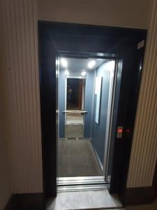 un couloir avec un miroir dans un bâtiment dans l'établissement luxury studio in Casablanca, à Casablanca