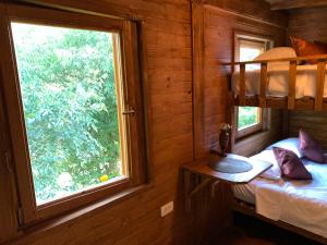 1 dormitorio con litera y ventana en Cozy Treehouse with private sand beach, en Blagaj