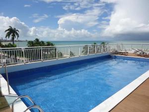 若昂佩索阿的住宿－Jardins do Atlântico，阳台的游泳池,背景是大海