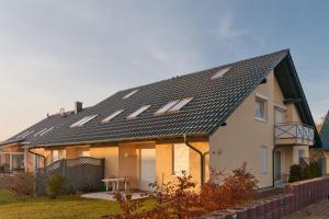 una casa con paneles solares en el techo en Ferienwohnung Hugo, en Zempin