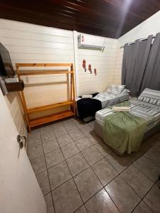 um quarto com duas camas num quarto em Casa Renascer em Fernando de Noronha