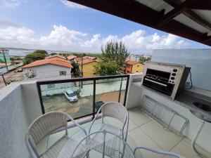 een balkon met stoelen en uitzicht op een straat bij Laguna Beach Porto de Galinhas in Camela