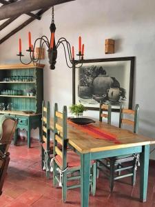 een eetkamer met een houten tafel en stoelen bij Casa Tirteo ( A 500 m de la plaza principal) in Villa de Leyva