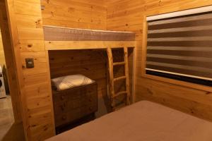 a bedroom with two bunk beds in a cabin at Cabañas 2 Hermanos in Coihaique