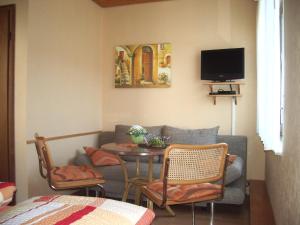 ein Wohnzimmer mit einem Sofa und einem Tisch in der Unterkunft Gästehaus Resi in Zeltingen-Rachtig