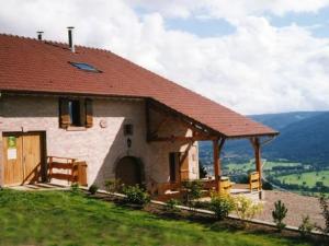 a house with a roof on top of a hill at Ferme Vosgienne Rénovée avec Confort et Nature pour 7 Pers, WiFi, Animaux Bienvenus - FR-1-589-190 in Vagney
