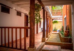 pusty korytarz budynku z kolumnami i roślinami w obiekcie Hotel Tierra Roja By MH w mieście Barichara