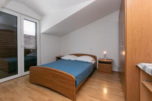 ein kleines Schlafzimmer mit einem Bett und einem Fenster in der Unterkunft Apartments by the sea Zivogosce - Porat, Makarska - 20820 in Igrane