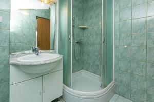 ein Bad mit einem Waschbecken und einer Dusche in der Unterkunft Apartments by the sea Zivogosce - Porat, Makarska - 20820 in Igrane