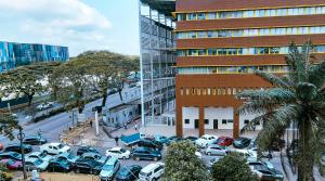 un estacionamiento con autos estacionados frente a un edificio en Luxurious and cosy studio, en Abiyán