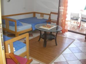 een kamer met een tafel en een bed en een tafel en stoelen bij Apartments with a parking space Pag - 20124 in Pag