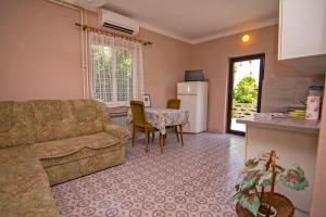 uma sala de estar com um sofá e uma mesa em Apartments with a parking space Losinj, Losinj - 21194 em Mali Lošinj