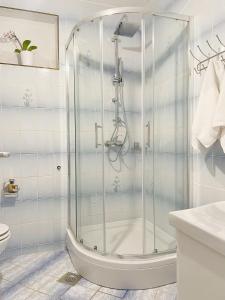 Ένα μπάνιο στο Apartments with parking space Seline, Paklenica - 21261