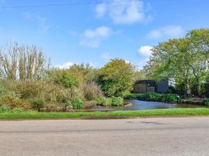 uma vista para um rio com uma ponte ao fundo em 25 Mallard Cottage- Uk38932 em Porthcurno