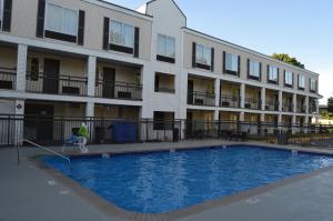 Hồ bơi trong/gần Days Inn by Wyndham Marietta-Atlanta-Delk Road