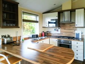 Saint ErvanにあるSunset - Ukc1445のキッチン(木製カウンタートップ、木製テーブル付)