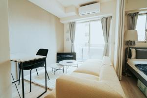 - un salon avec un canapé et une table dans l'établissement n'estate Kagurazaka, à Tokyo