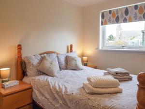 um quarto com uma cama com almofadas e uma janela em Buchanan Park em Ceres
