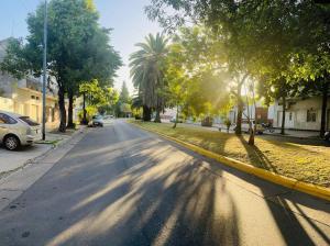 una strada vuota con alberi sul lato della strada di Asombroso departamento en CABA con patio a Buenos Aires