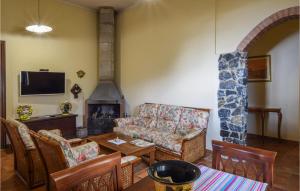 uma sala de estar com um sofá e uma lareira em Nice Home In Cetraro With Wifi em Cetraro