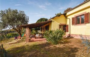 uma casa com um alpendre e um pátio em Nice Home In Cetraro With Wifi em Cetraro