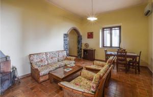 uma sala de estar com dois sofás e uma mesa em Nice Home In Cetraro With Wifi em Cetraro