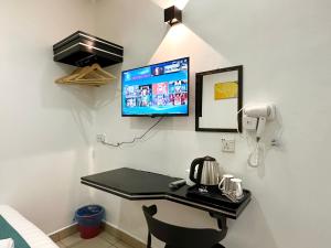 Telewizja i/lub zestaw kina domowego w obiekcie Hotel Tourist City Centre by HotSpot Essential
