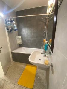 ラバトにあるAppartement moderne idéalement placé - haut agdalの洗面台と浴槽のあるバスルーム