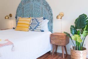 Schlafzimmer mit einem Bett mit blauem Kopfteil in der Unterkunft Folly Fantasea in Folly Beach