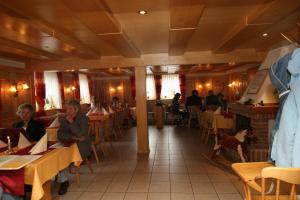 un comedor con gente sentada en las mesas en Brauner Hirsch, en Hannoversch Münden