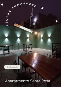 een eetkamer met tafels en stoelen en een kroonluchter bij Apartamentos Santa Rosa PB3 in Cordoba