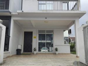 ein weißes Haus mit einem Balkon und einem Auto am Fenster in der Unterkunft Homestay Greenway in Pasir Gudang